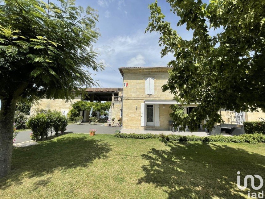 Maison 8 pièces de 270 m² à Saint-Sulpice-de-Faleyrens (33330)