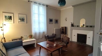 House 7 rooms of 163 m² in Niort (79000)