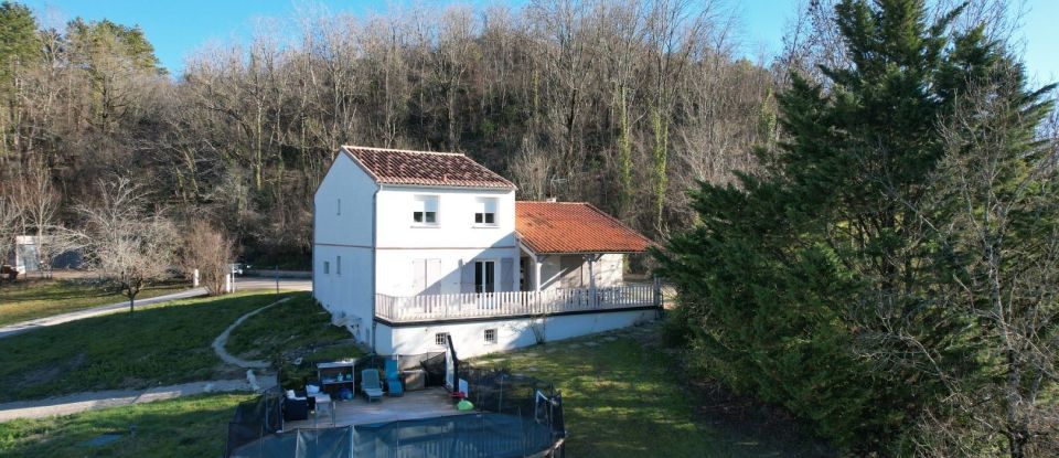 House 7 rooms of 206 m² in Caussade (82300)
