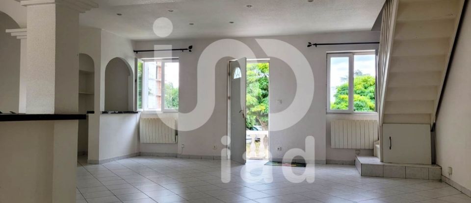 House 3 rooms of 83 m² in Montluçon (03100)