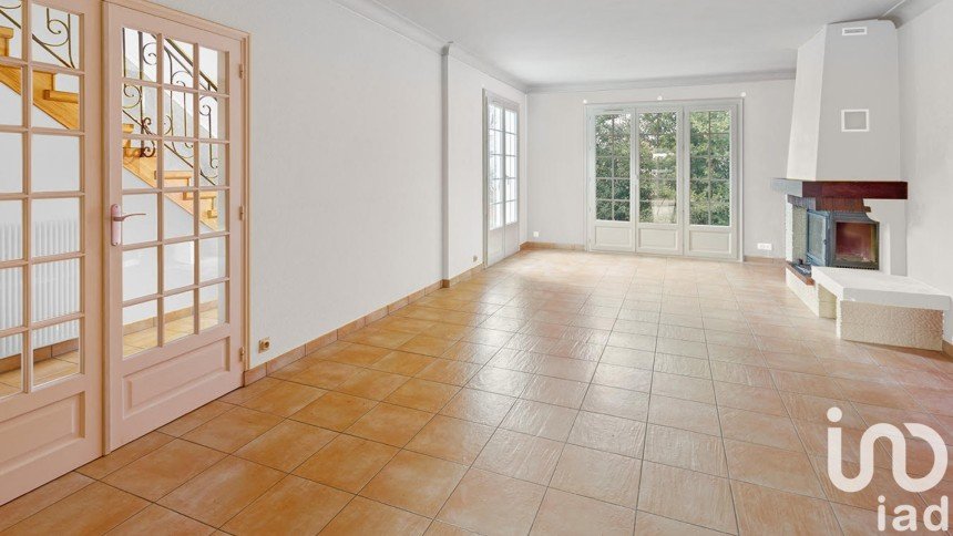 Maison traditionnelle 10 pièces de 260 m² à Saint-Sébastien-sur-Loire (44230)
