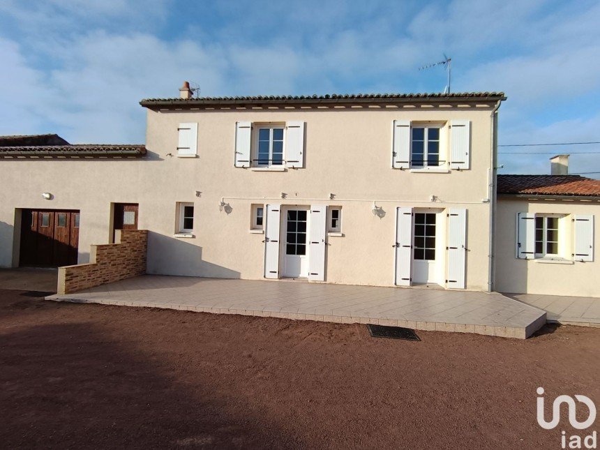 Maison 5 pièces de 135 m² à Saint-Léger-de-Montbrun (79100)