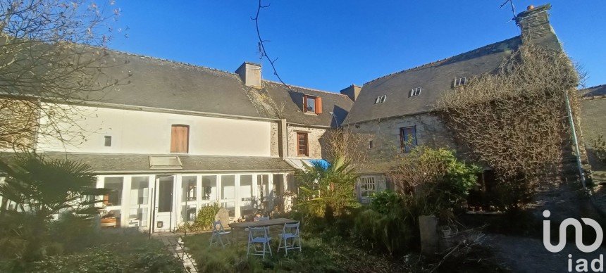 House 15 rooms of 350 m² in Ploëzal (22260)