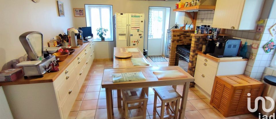 House 7 rooms of 200 m² in Montendre (17130)