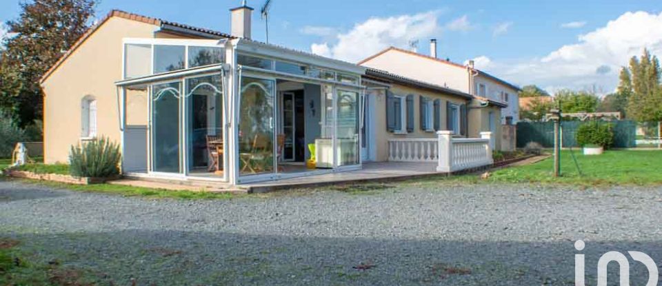 Maison traditionnelle 4 pièces de 145 m² à Fressines (79370)