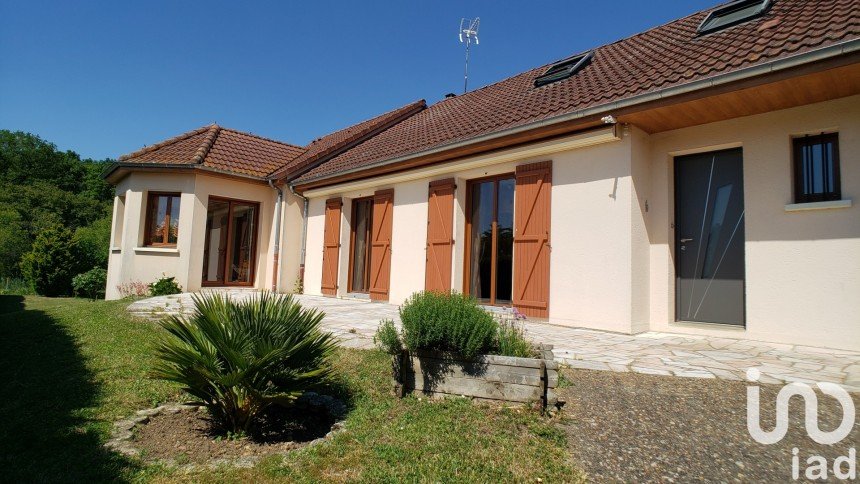 Traditional house 7 rooms of 230 m² in Lombron (72450)