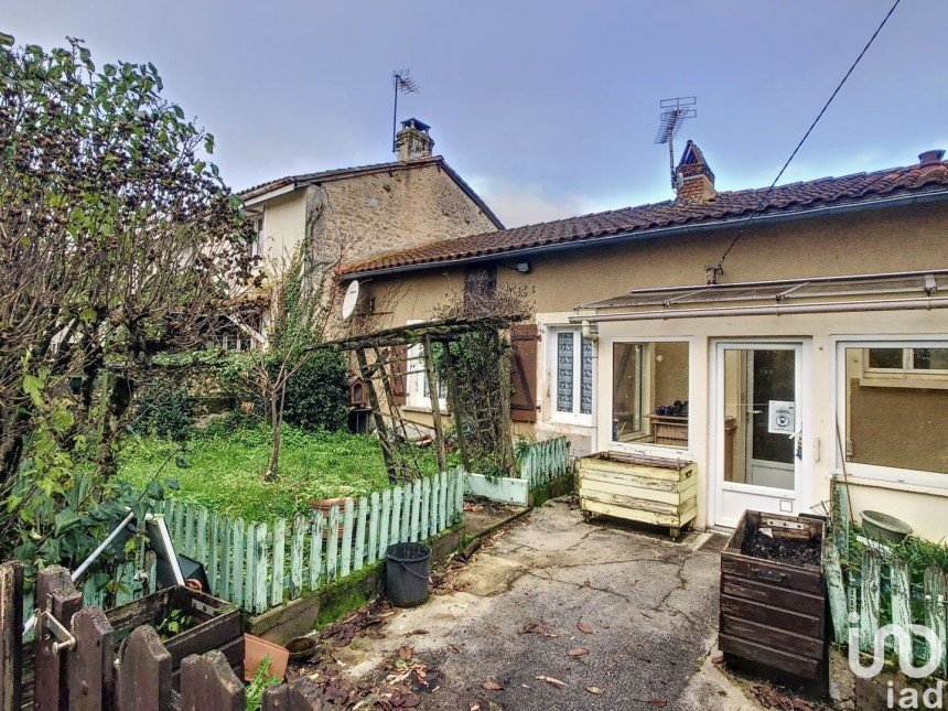 House 3 rooms of 83 m² in Saint-Gourson (16700)