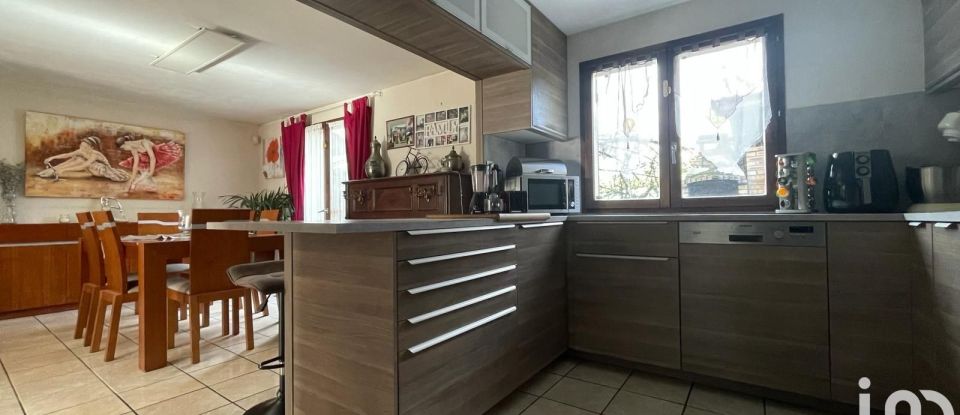 House 5 rooms of 102 m² in Domène (38420)