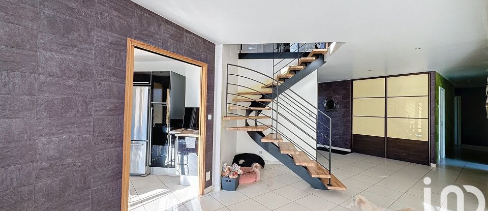 Maison traditionnelle 10 pièces de 340 m² à Rieux (56350)
