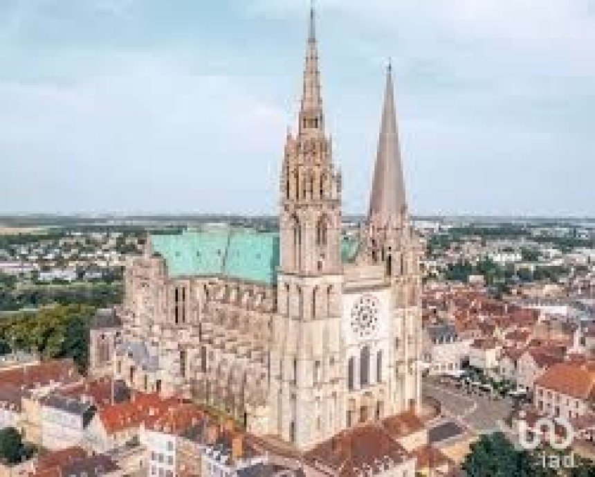 Appartement 4 pièces de 118 m² à Chartres (28000)