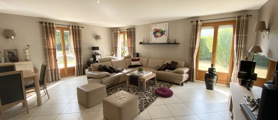 House 7 rooms of 140 m² in Boissise-le-Roi (77310)