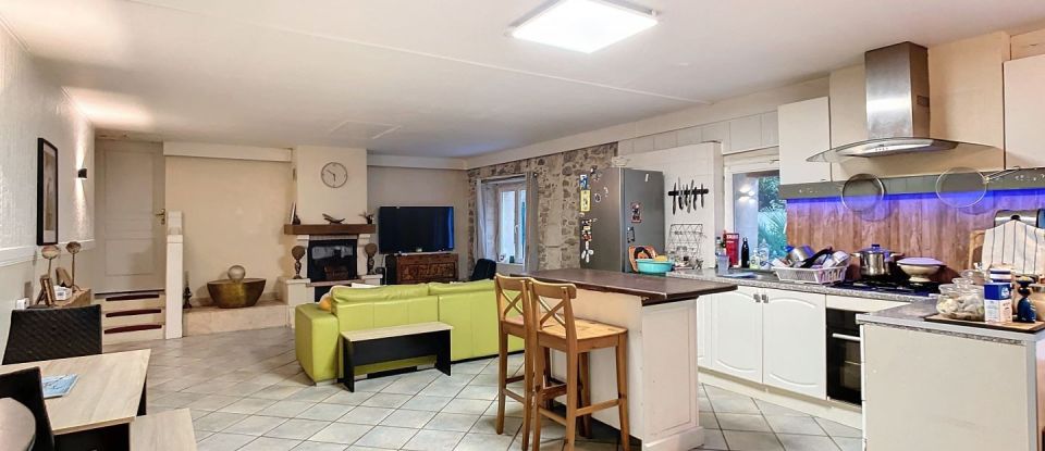 Maison 8 pièces de 351 m² à Saint-Martin-du-Bois (33910)