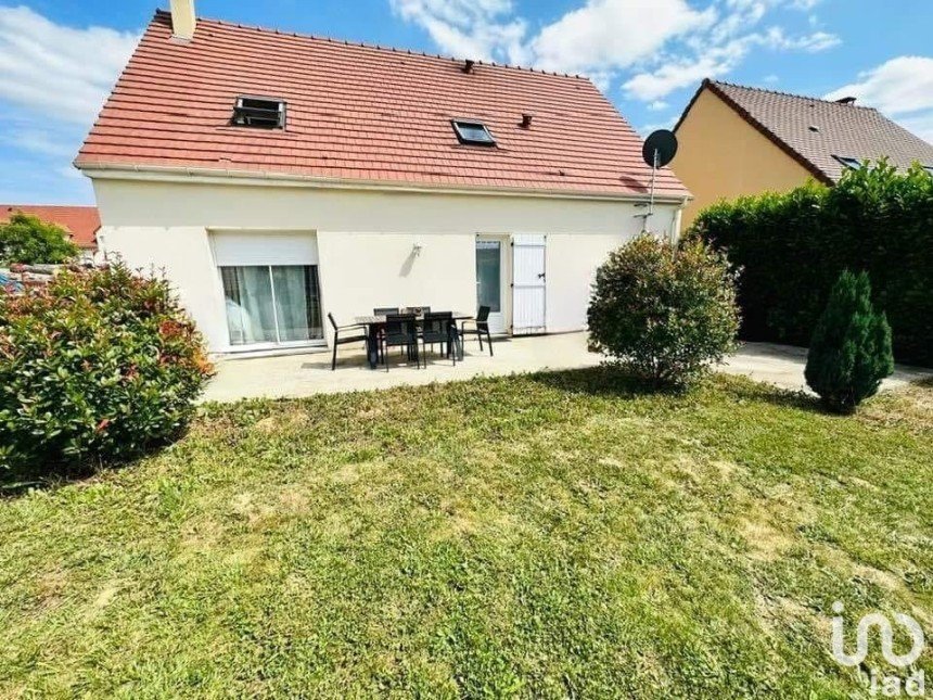 House 6 rooms of 106 m² in Fontaine-la-Guyon (28190)