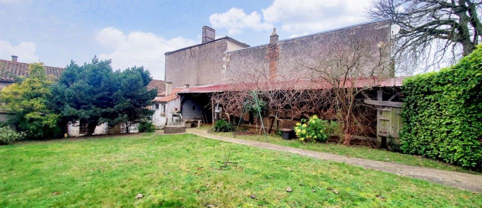Maison 12 pièces de 450 m² à La Châtaigneraie (85120)
