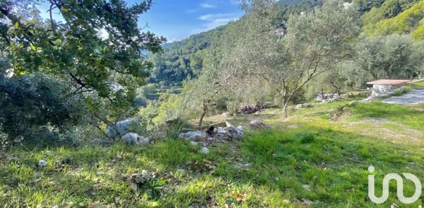 Land of 1,813 m² in Carros (06510)