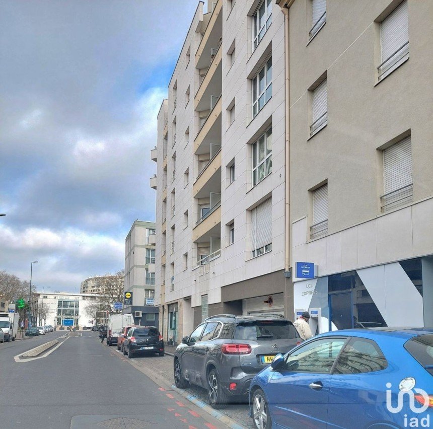 Parking of 12 m² in Villeneuve-la-Garenne (92390)