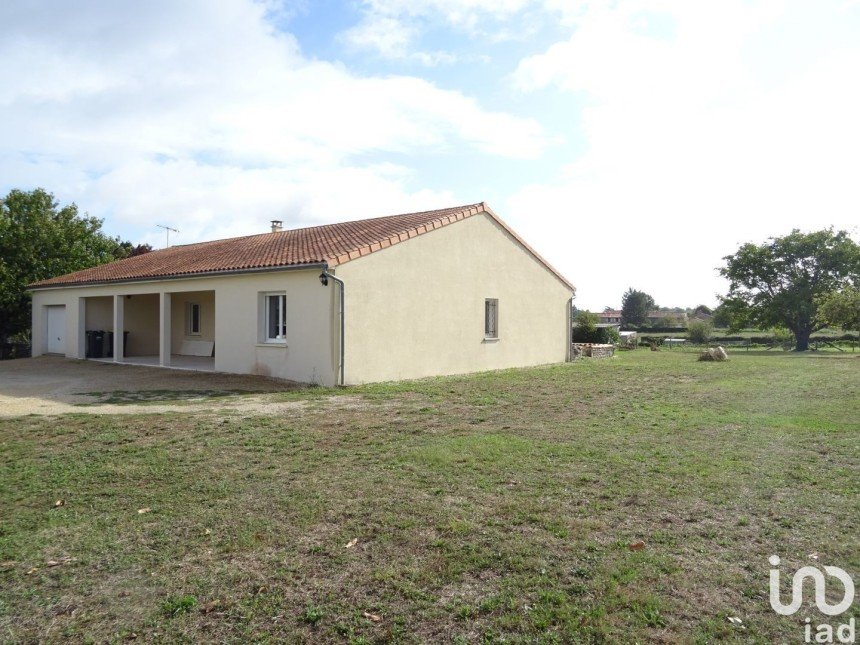 House 4 rooms of 140 m² in Lizant (86400)