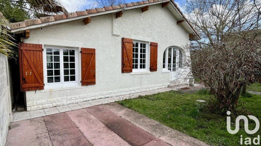 Traditional house 4 rooms of 110 m² in Arès (33740)
