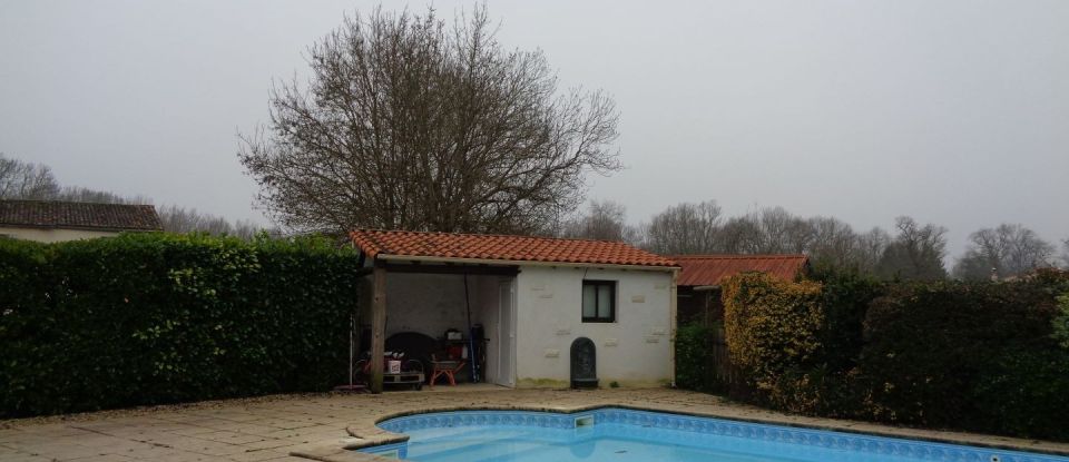 House 6 rooms of 154 m² in Saintes (17100)