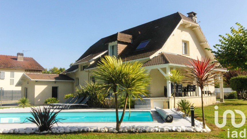 Maison 8 pièces de 190 m² à Jurançon (64110)