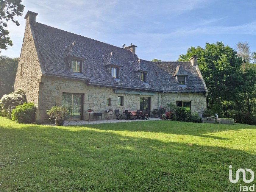House 8 rooms of 237 m² in La Chèze (22210)