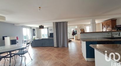 Maison traditionnelle 9 pièces de 241 m² à Saint-Vit (25410)