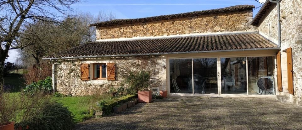 House 7 rooms of 256 m² in Augé (79400)