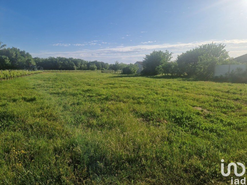 Land of 822 m² in Vertheuil (33180)
