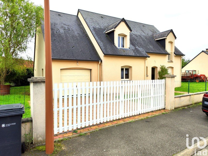 House 7 rooms of 175 m² in Luché-Pringé (72800)