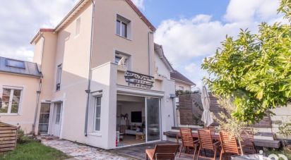 House 7 rooms of 157 m² in Houilles (78800)