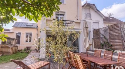 House 7 rooms of 157 m² in Houilles (78800)