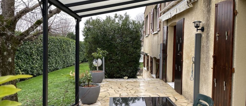 House 6 rooms of 130 m² in Mirambeau (17150)