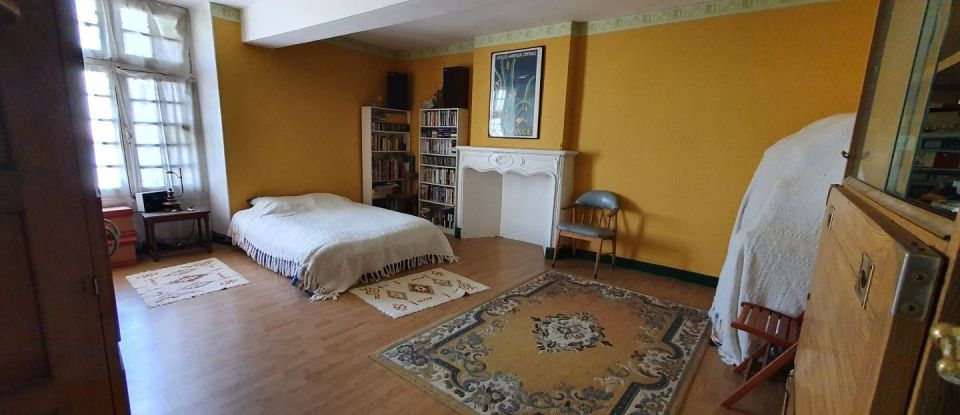 House 10 rooms of 550 m² in Gensac (33890)