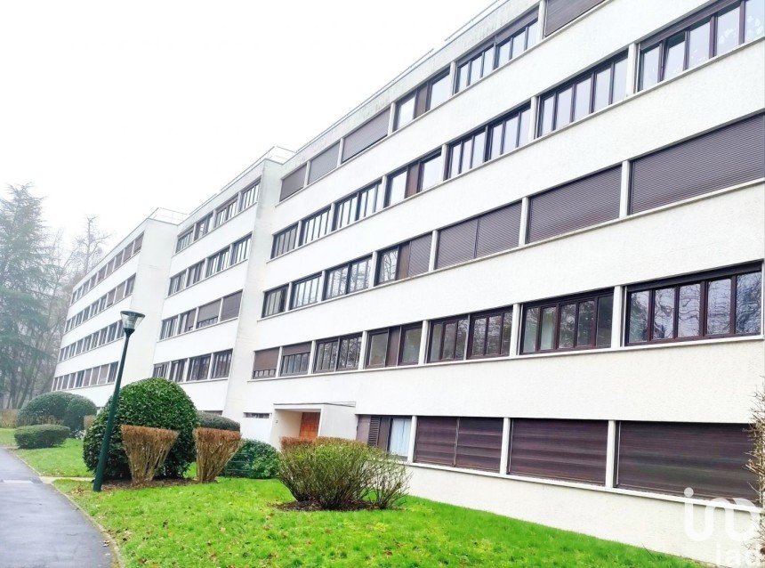 Apartment 6 rooms of 119 m² in Vaux-le-Pénil (77000)