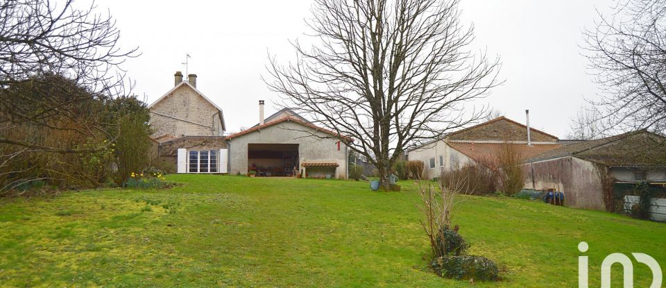 Village house 10 rooms of 232 m² in Fressines (79370)
