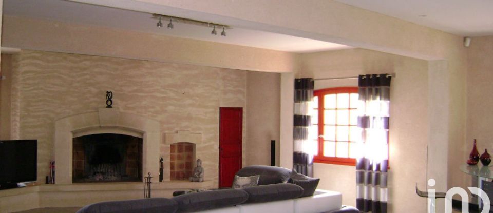 Maison traditionnelle 8 pièces de 410 m² à Saint-Laurent-d'Arce (33240)