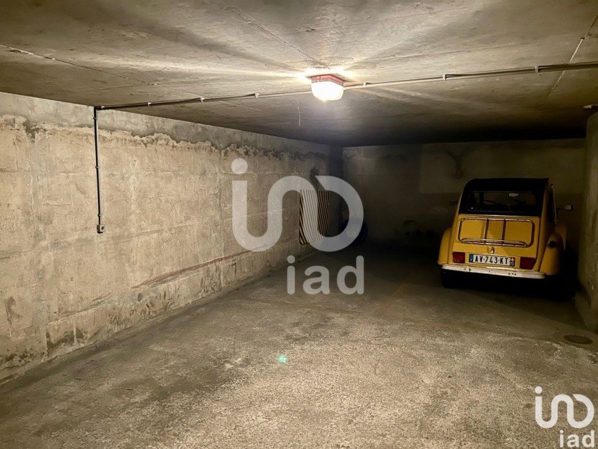 Parking of 10 m² in Paris (75015)