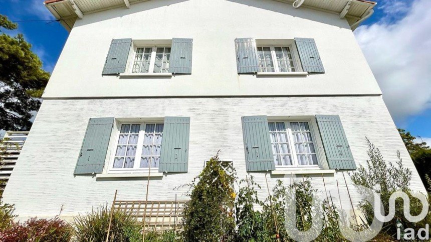 House 7 rooms of 205 m² in Royan (17200)