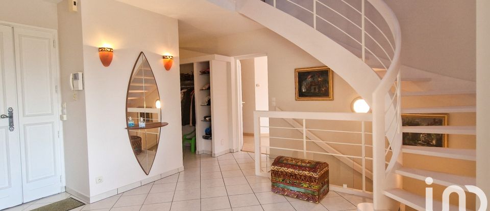 Maison traditionnelle 7 pièces de 304 m² à Prévessin-Moëns (01280)
