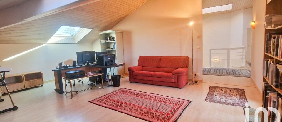 Maison traditionnelle 7 pièces de 304 m² à Prévessin-Moëns (01280)