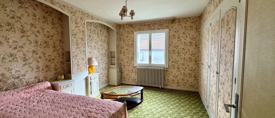 House 4 rooms of 104 m² in La Chapelle-Saint-Laurent (79430)