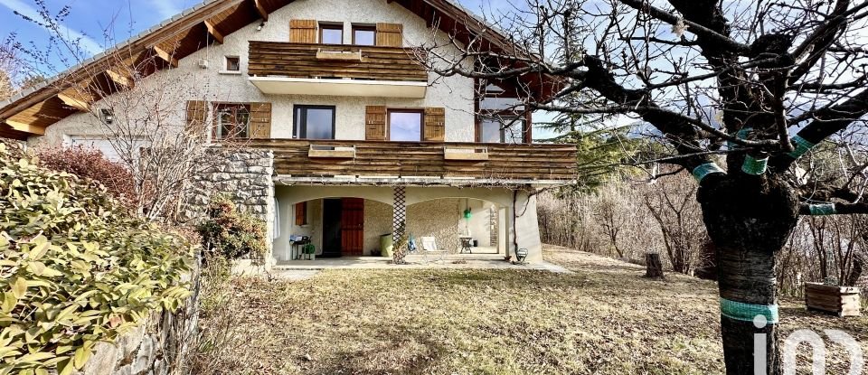 Traditional house 8 rooms of 174 m² in Embrun (05200)