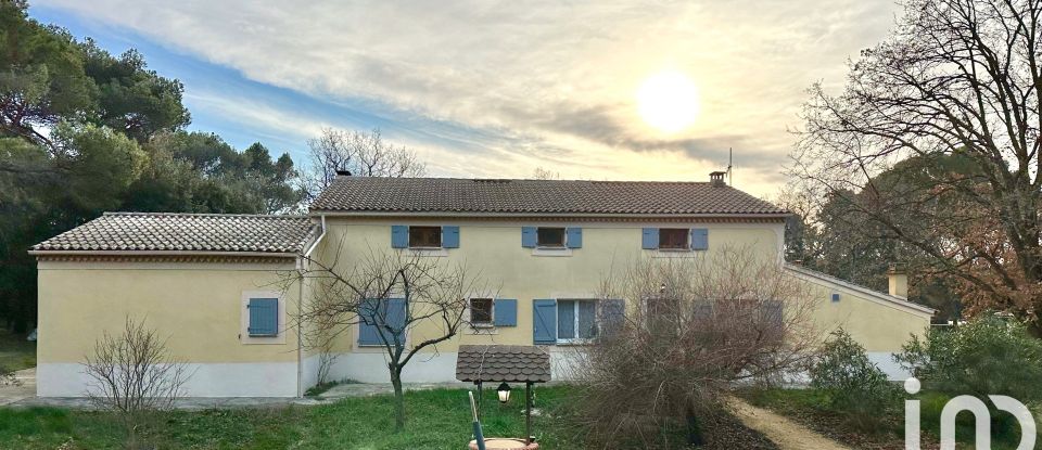 Maison traditionnelle 6 pièces de 220 m² à Uchaux (84100)