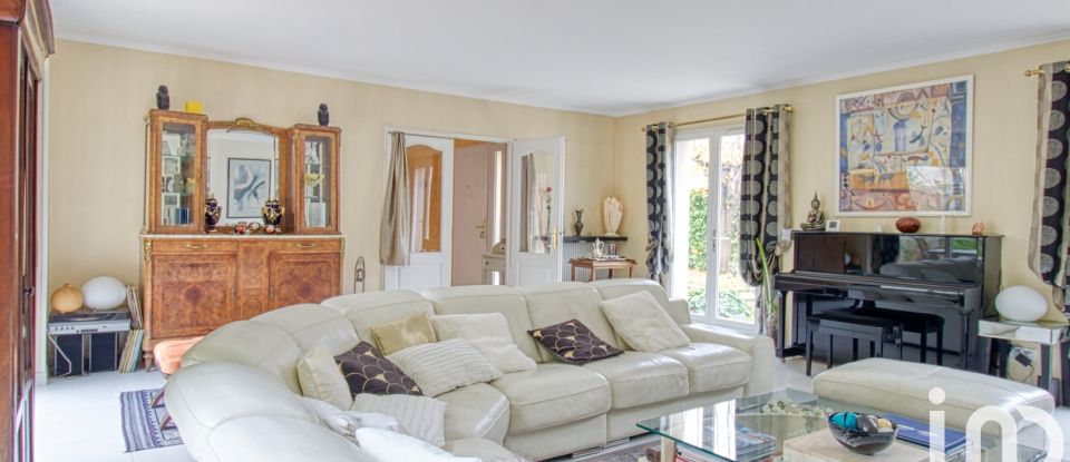 Maison traditionnelle 9 pièces de 203 m² à Bussy-Saint-Georges (77600)