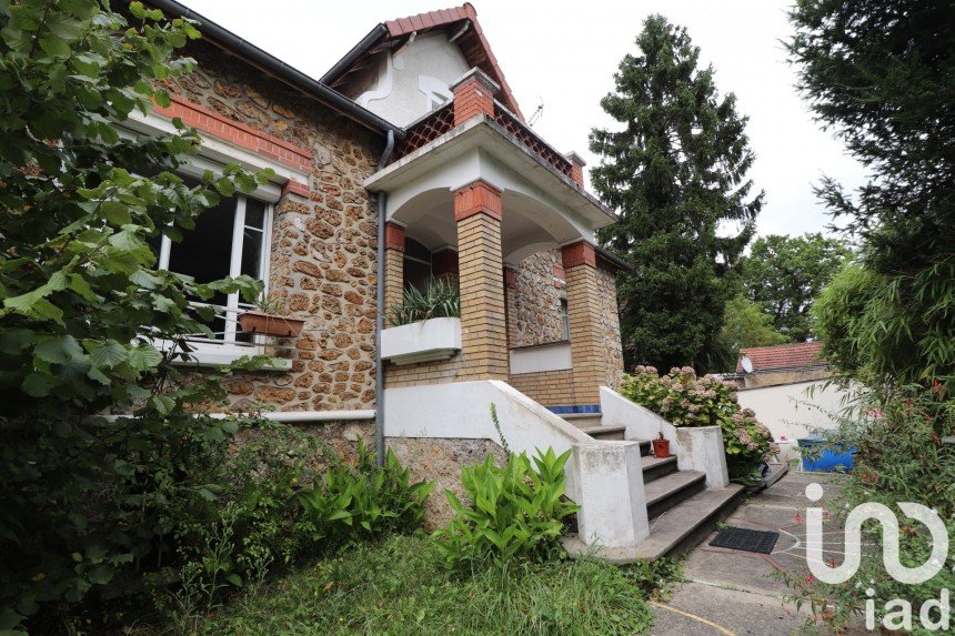 Traditional house 6 rooms of 138 m² in Sainte-Geneviève-des-Bois (91700)