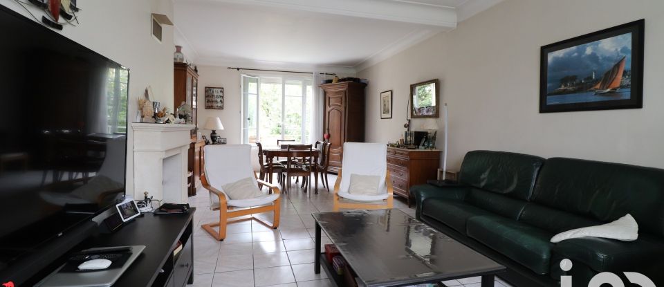 Traditional house 6 rooms of 138 m² in Sainte-Geneviève-des-Bois (91700)