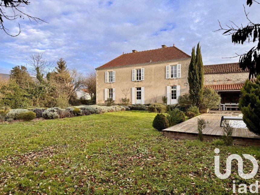 Traditional house 9 rooms of 336 m² in Pouillé (85570)