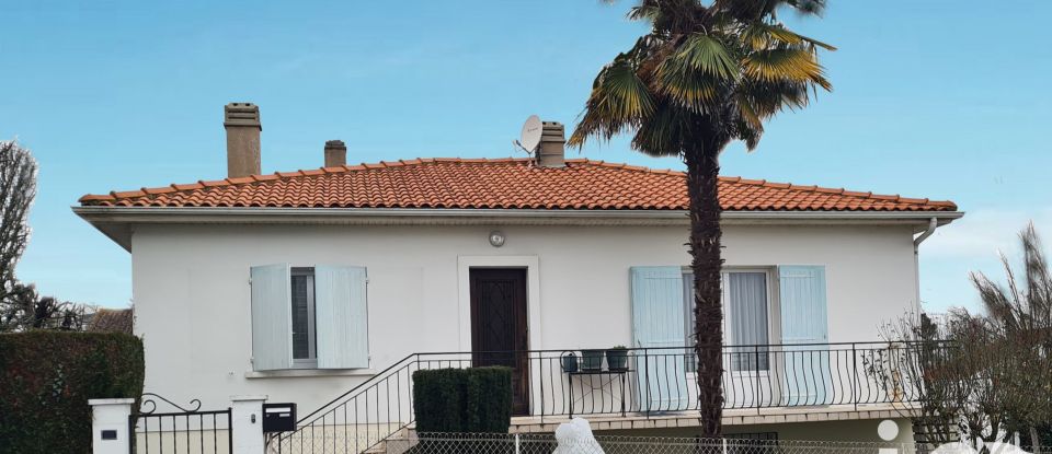 Traditional house 5 rooms of 106 m² in Pons (17800)