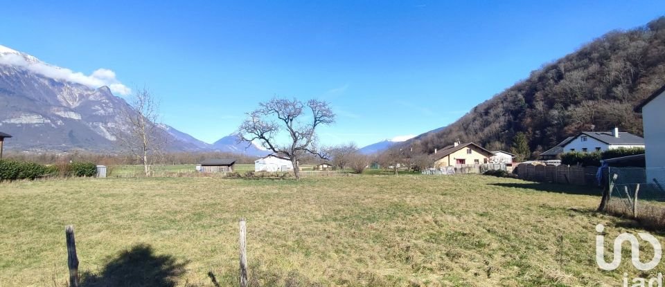 Land of 1,300 m² in Aiton (73220)