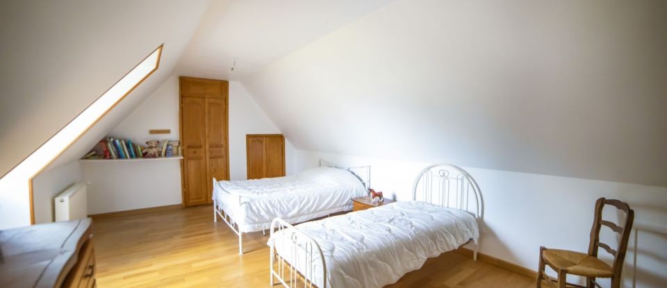 House 8 rooms of 216 m² in VEUZAIN-SUR-LOIRE (41150)